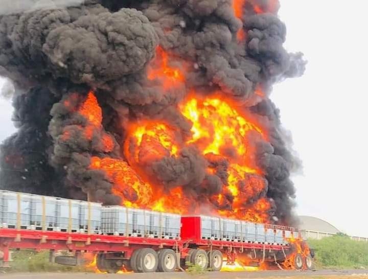 Camión explota en la carretera Salina Cruz-Tehuantepec, Oaxaca