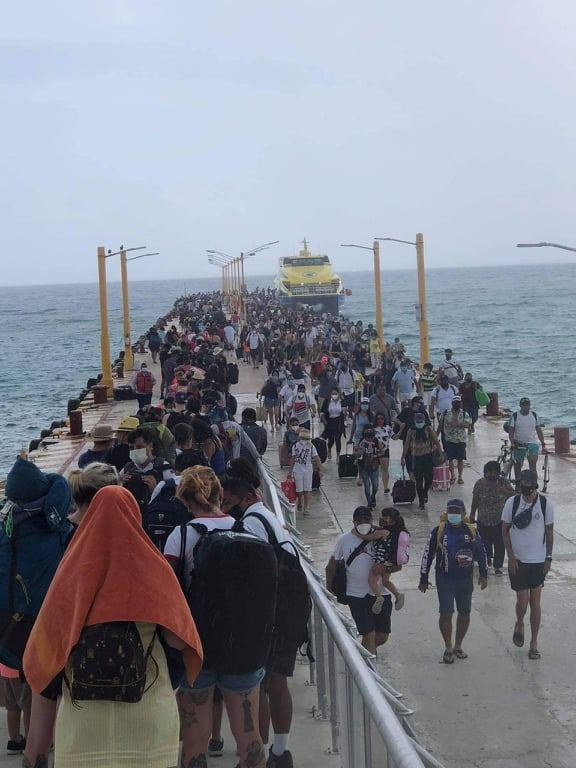 Pasajeros saturan cruces de Playa del Carmen a Cozumel; cientos de turistas quedan varados