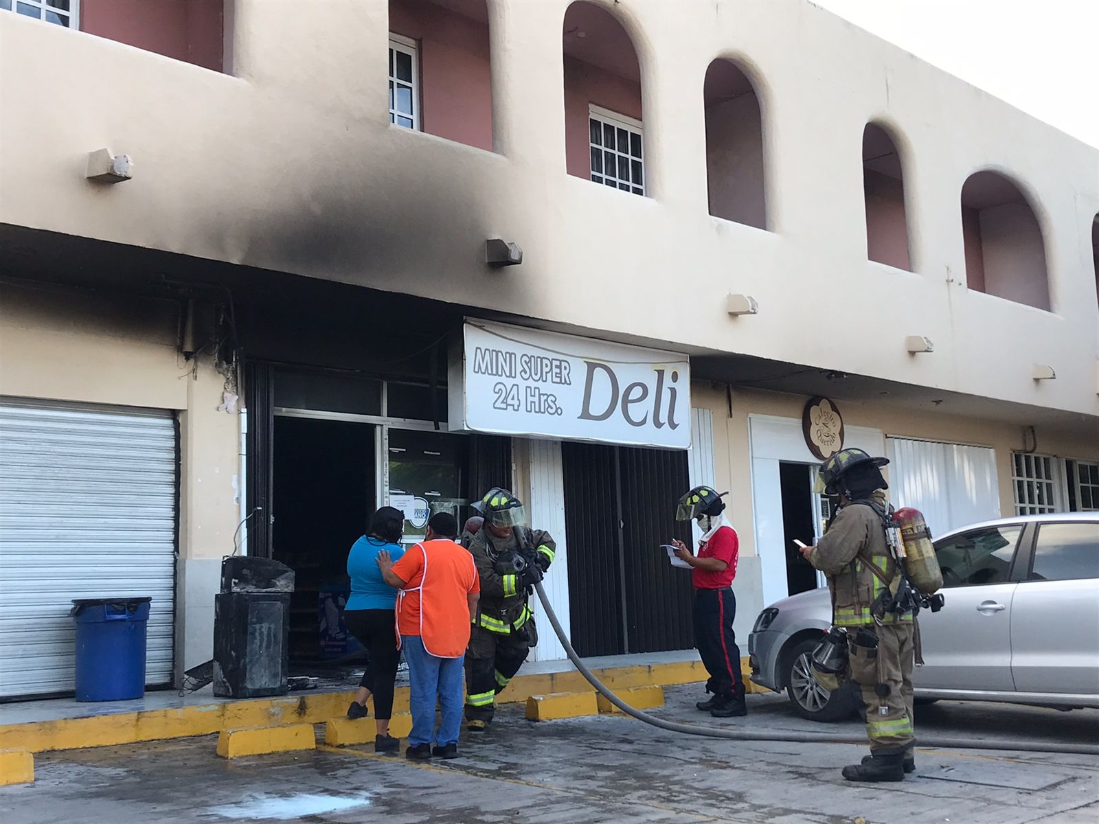 Los bomberos utilizaron alrededor de cinco mil litros de agua para sofocar el siniestro en el que por fortuna no hubo lesionados