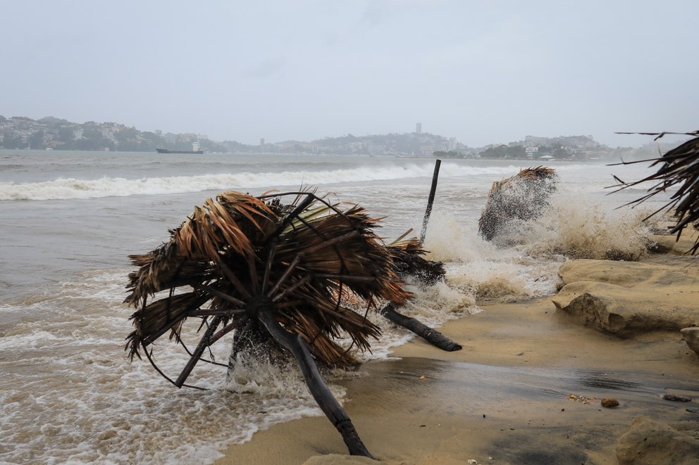 El huracán Rick impacta en La Unión de Isidoro Montes de Oca, Guerrero; se prevén fuertes lluvias en Michoacán, Colima y Jalisco