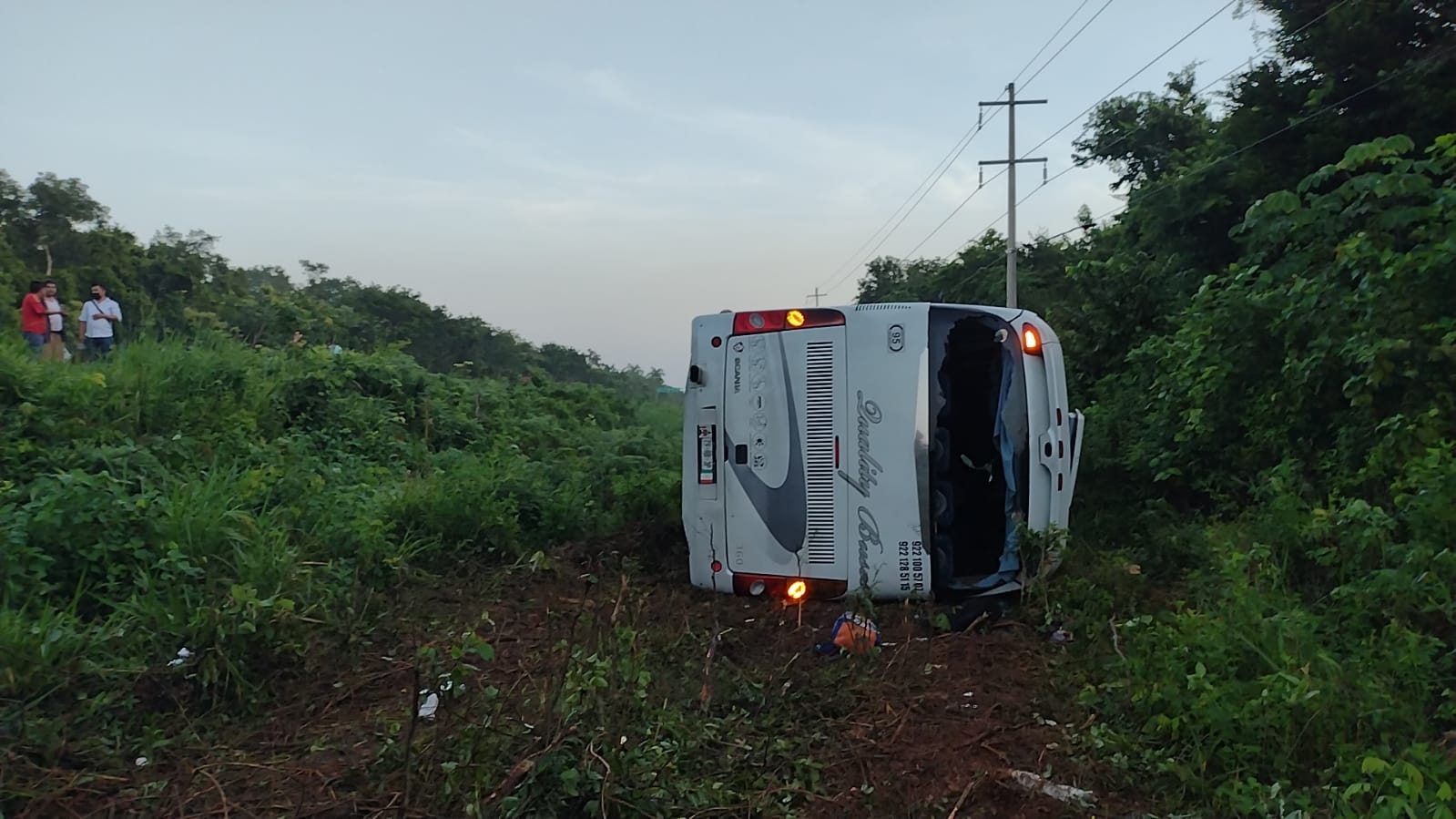 Mueren tres personas aplastadas tras volcadura de autobús en Carrillo Puerto: VIDEO