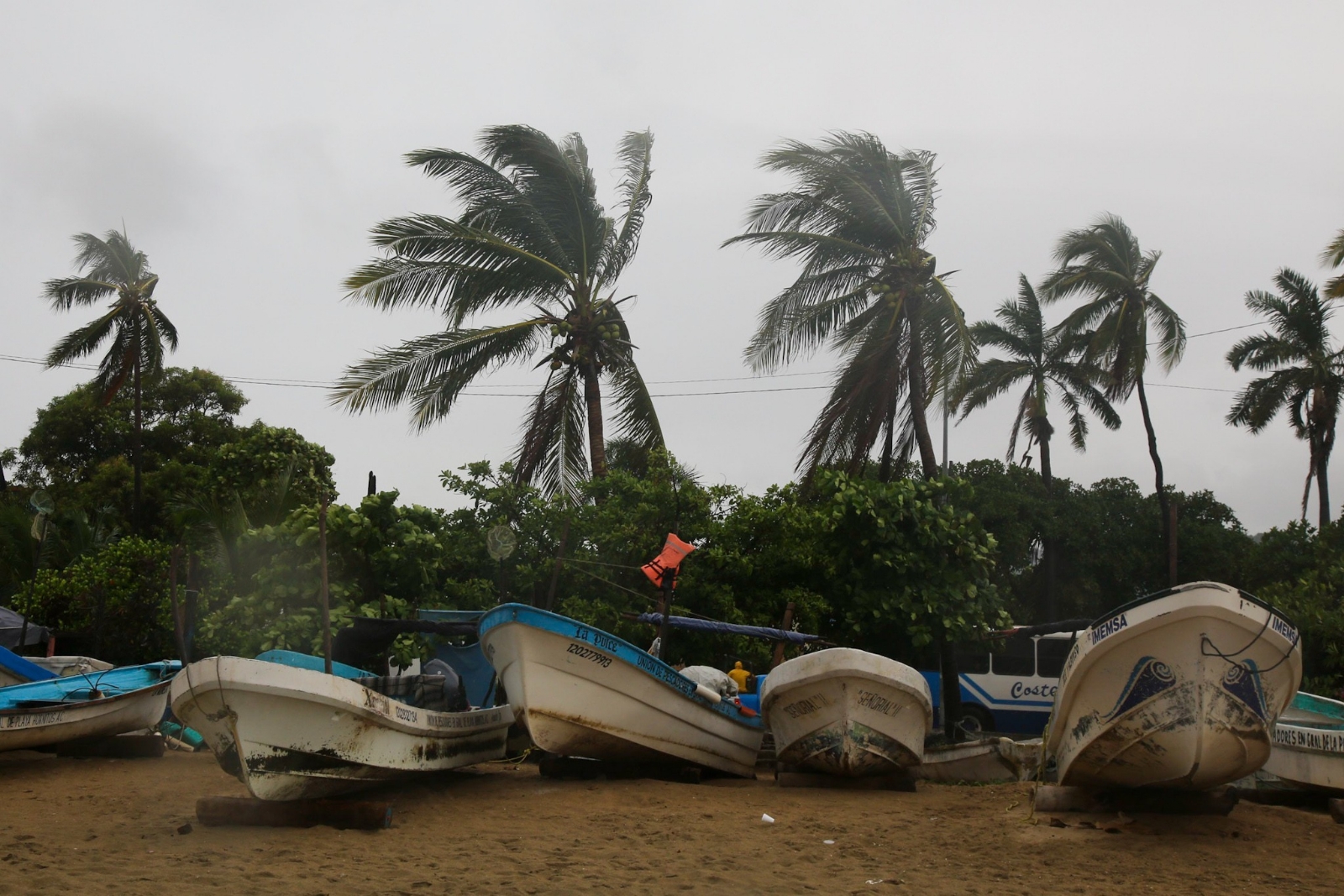 El huracán categoría 2 se degradó tres horas después de impactar tierra y ahora es tormenta tropical.