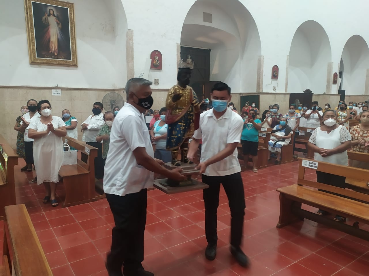 Al concluir la sagrada liturgia como es costumbre y tradición las sagradas imágenes de Melchor, Gaspar y Baltazar entre aplausos de la feligresía