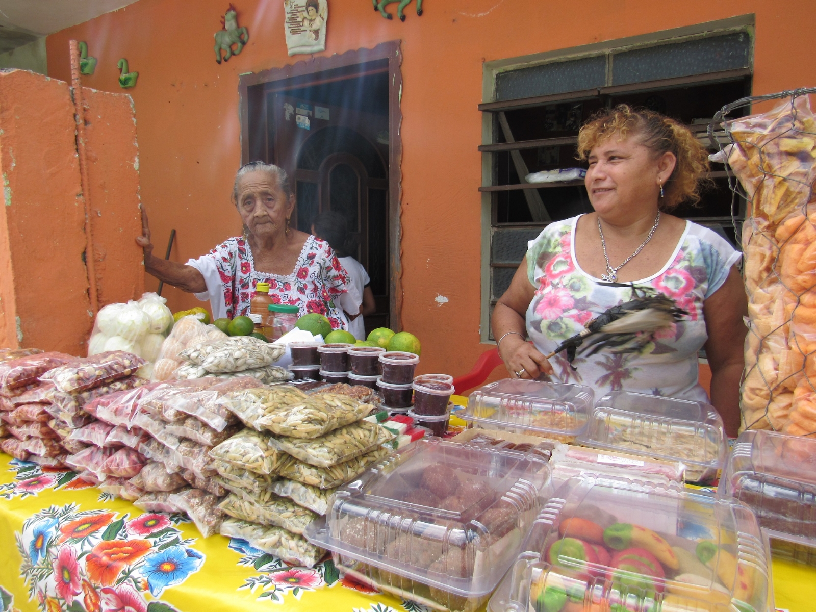 La familia Cutz Pacho vende una gran variedad de dulces típicos