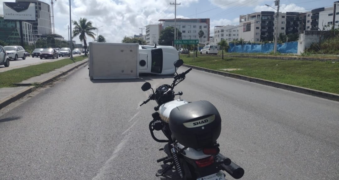 Vuelca camioneta sobre el Boulevard Colosio de Cancún