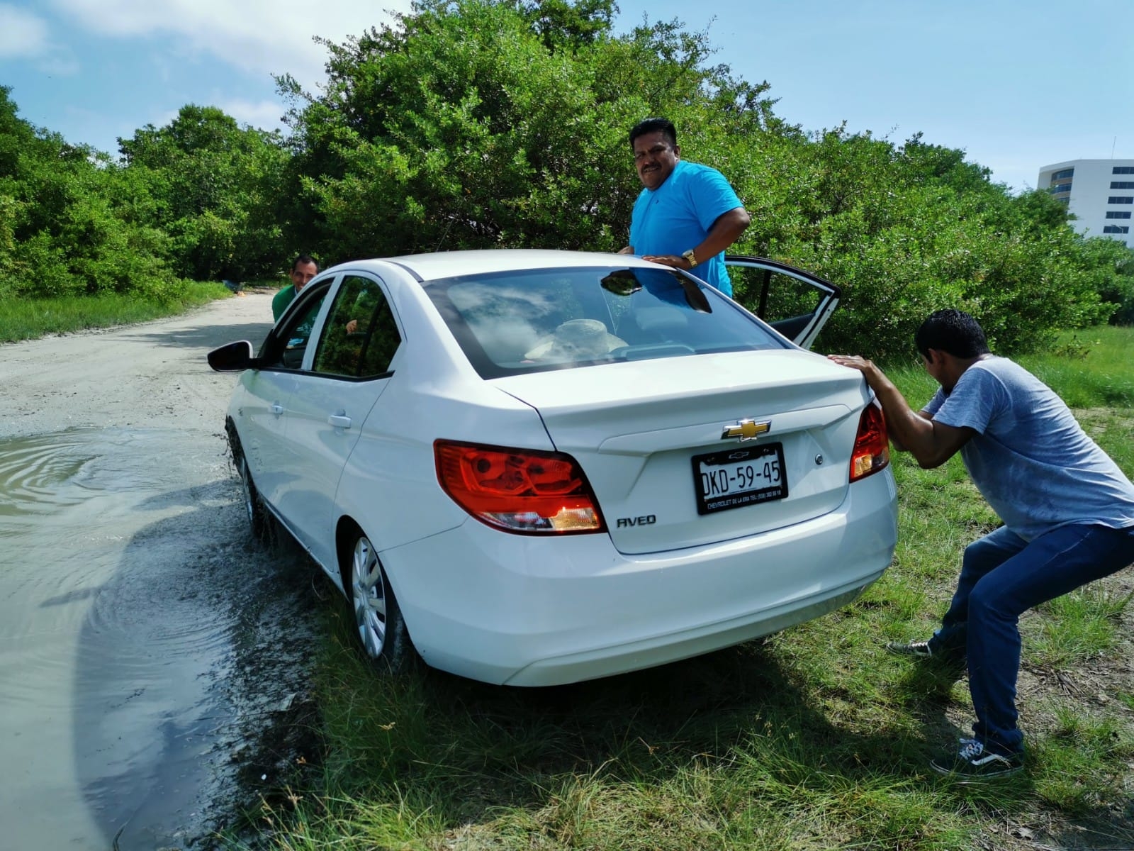 Automóvil termina en una zanja por descuido de conductor en Ciudad del Carmen