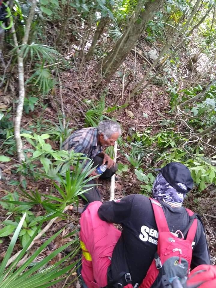 El abuelito fue encontrado dentro de un área verde localizada en Rancho Viejo, luego de que saliera a cortar leña