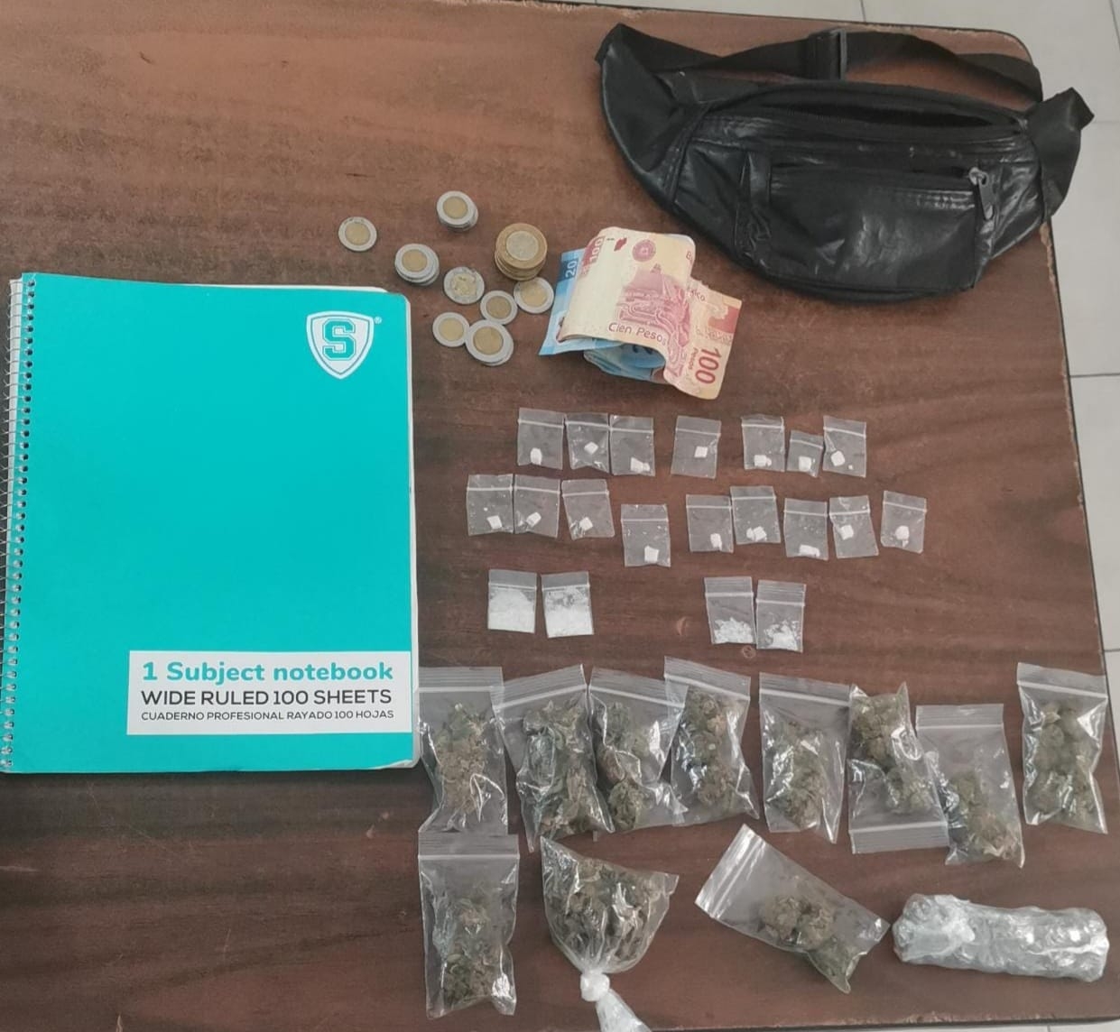 Los oficiales encontraron entre sus pertenencias 11 bolsitas que en su interior contenían marihuana