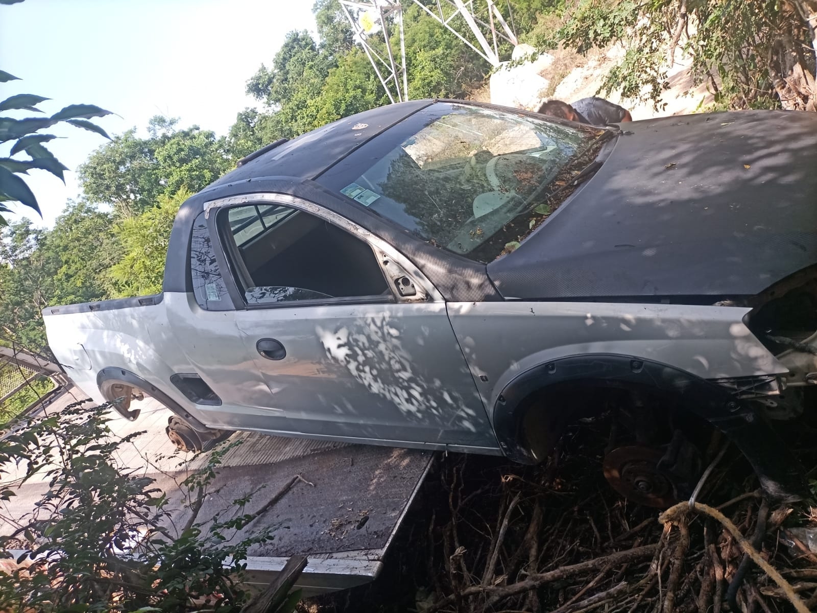 Hallan automóvil desvalijado abandonado en la carretera Cancún-Playa del Carmen