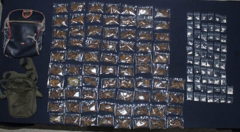 Durante la inspección les encontraron en el interior dos mochilas, 74 bolsitas de marihuana y 62 bolsitas de piedra