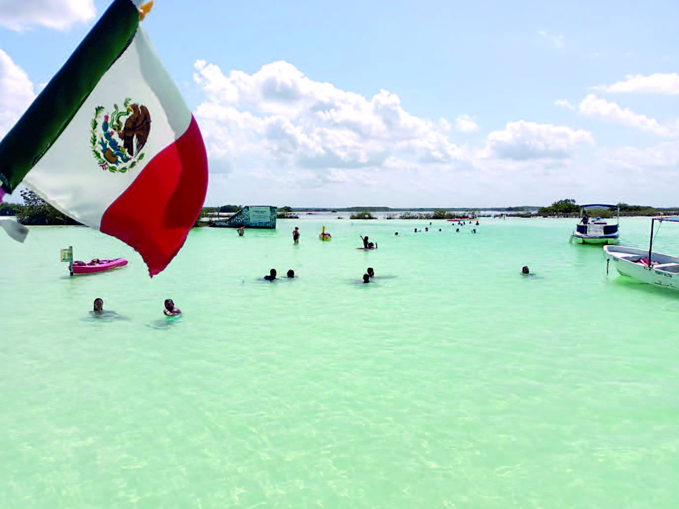 Laguna de Bacalar recupera el 80% de sus colores; beneficia a turisteros