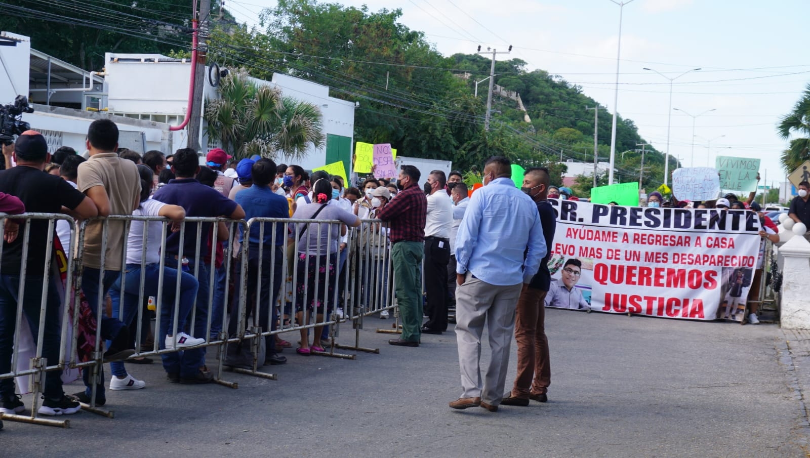 Jubilados y sindicalizados piden ayuda a AMLO durante su visita en Campeche
