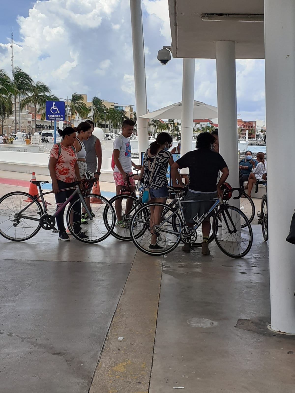 Más de 500 pasajeros abordaron el barco con destino a Playa del Carmen