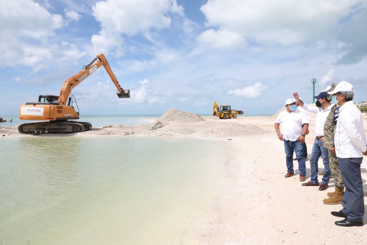 Mauricio Vila supervisa dragado del puerto de abrigo de Celestún, Yucatán