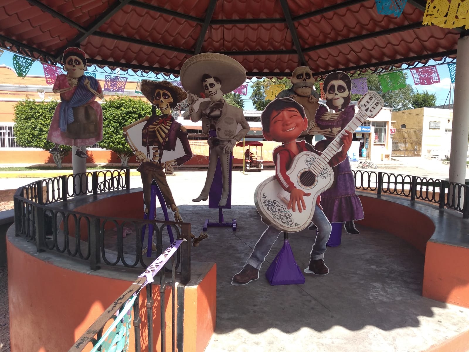 Adornan con temática de 'Día de Muertos' el palacio municipal y quiosco de Chocholá, Yucatán