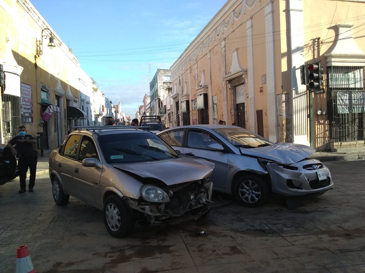 Automovilista causa choque tras volarse un semáforo en rojo en Mérida