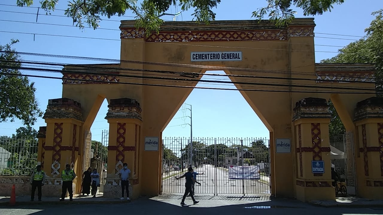 Se registra baja afluencia de visitantes en el Cementerio General de Mérida