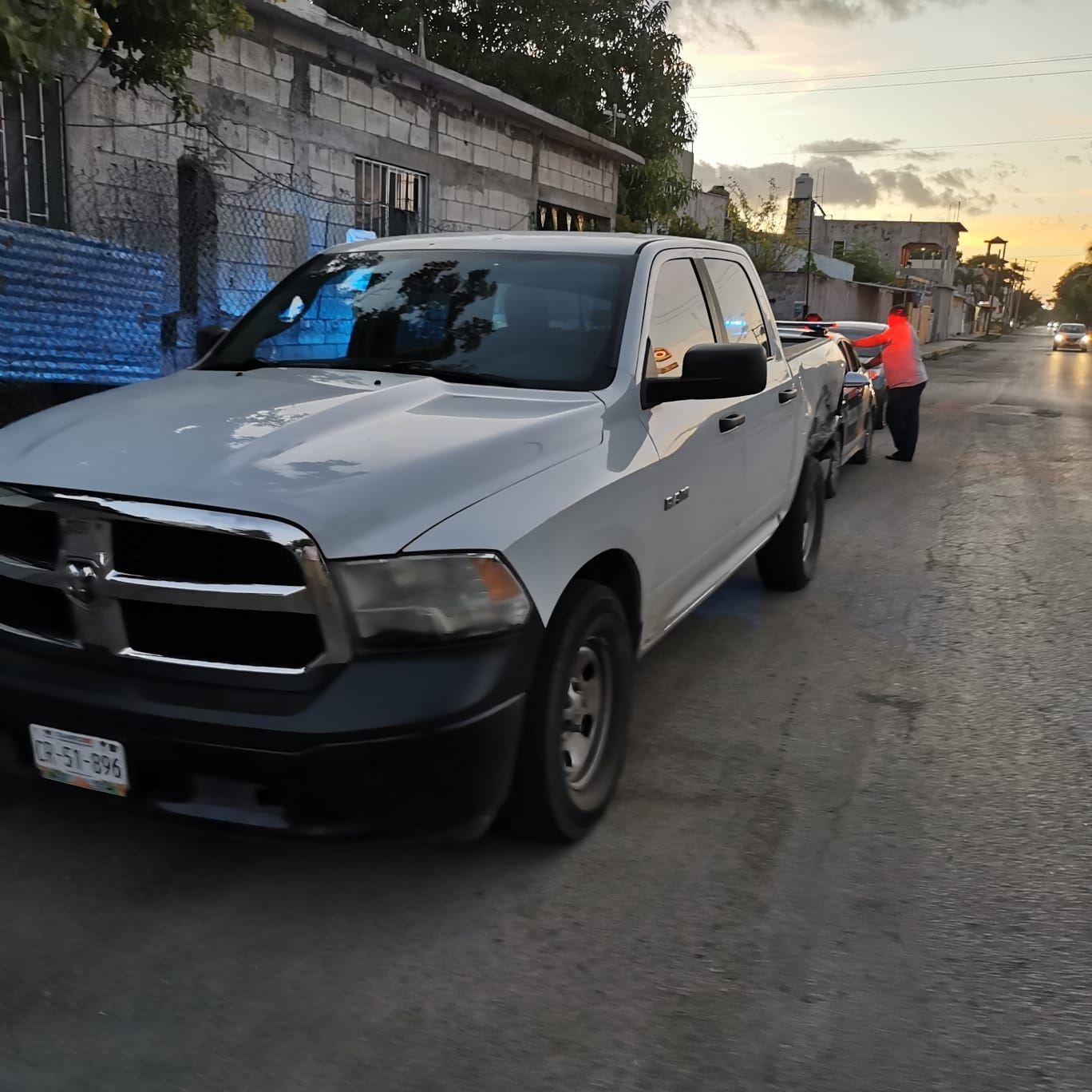 Al llegar al cruce con la avenida Aviación, no respeto el semáforo en rojo colisionando contra una camioneta Ford