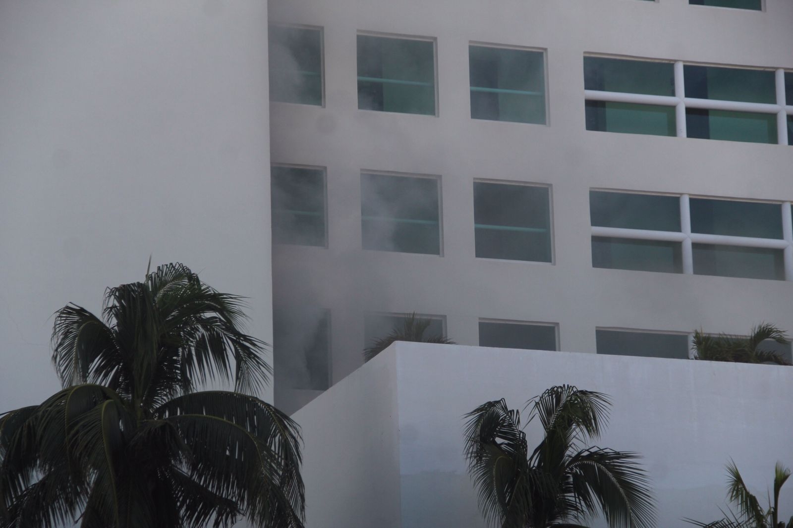 Desalojan a huéspedes y empleados del hotel Dreams de Cancún tras incendio