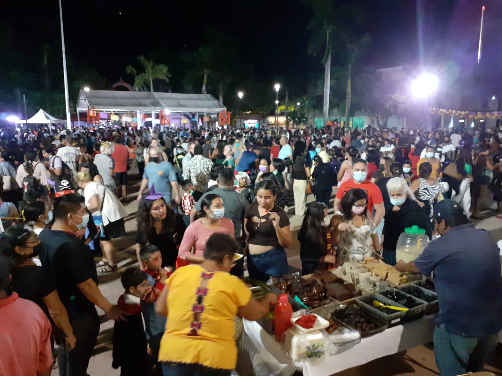 Esta noche durante el intercambio de dulces por Halloween, locales y turistas atiborraron el Parque Benito Juárez, sin cuidar la sana distancia