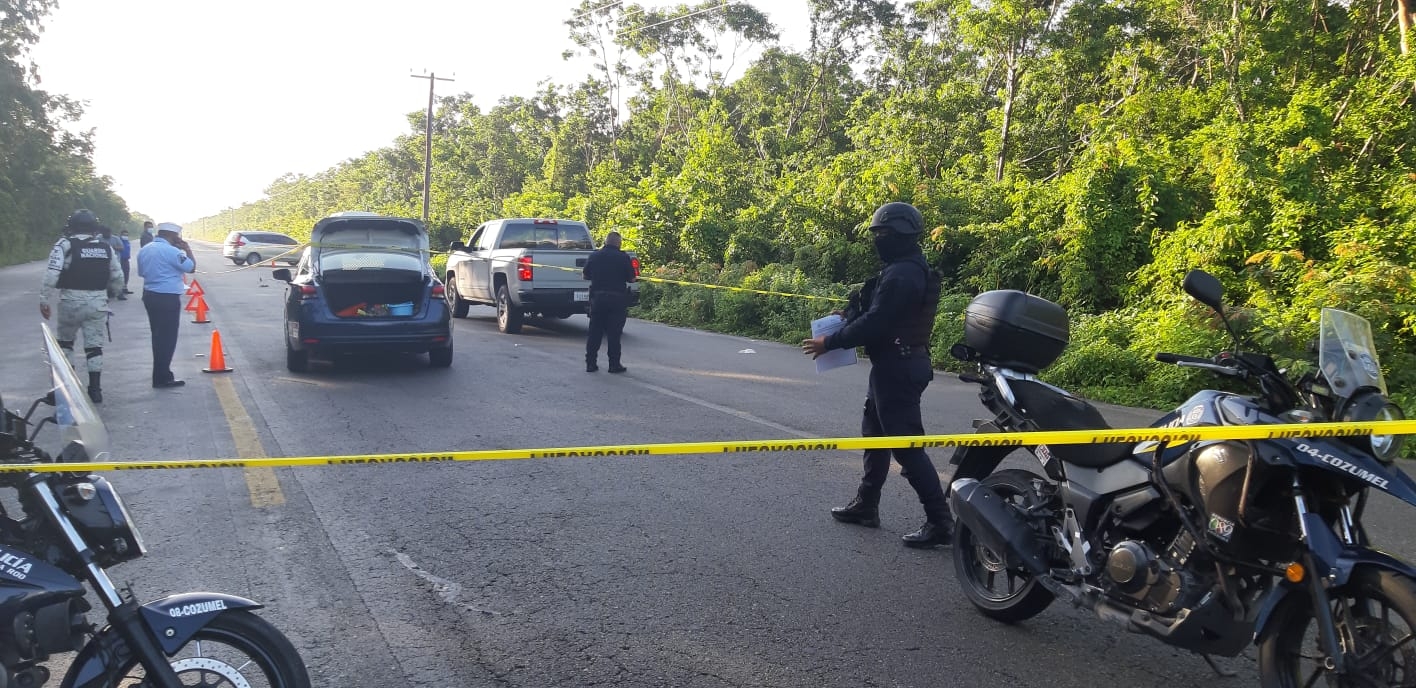 El cadáver fue hallado con rastros de sangre, a la altura del kilómetro 8 de la carretera transversal de Cozumel