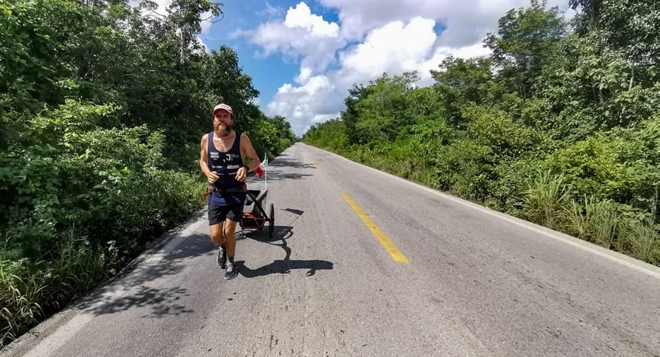 Jonas Deichmann, el 'Forrest Gump Alemán', inicia su recorrido rumbo a Cancún: VIDEO