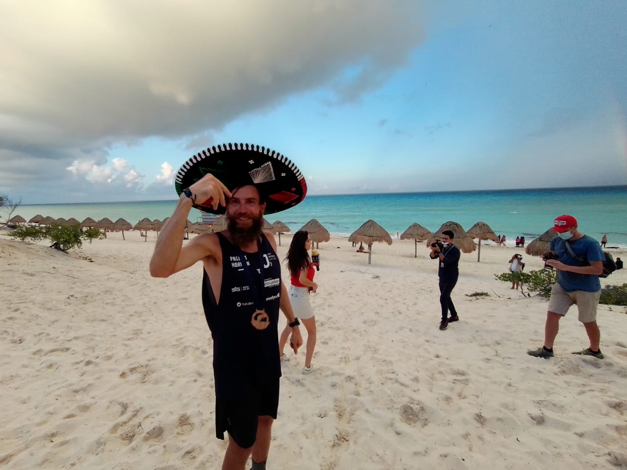 Así celebró el Forrest Gump alemán su llegada a las playas de Cancún