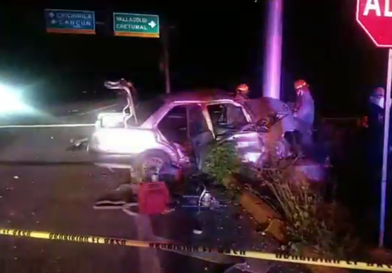 El vehículo se impactó con la base metálica de un letrero, por lo que el piloto y copiloto murieron en el lugar