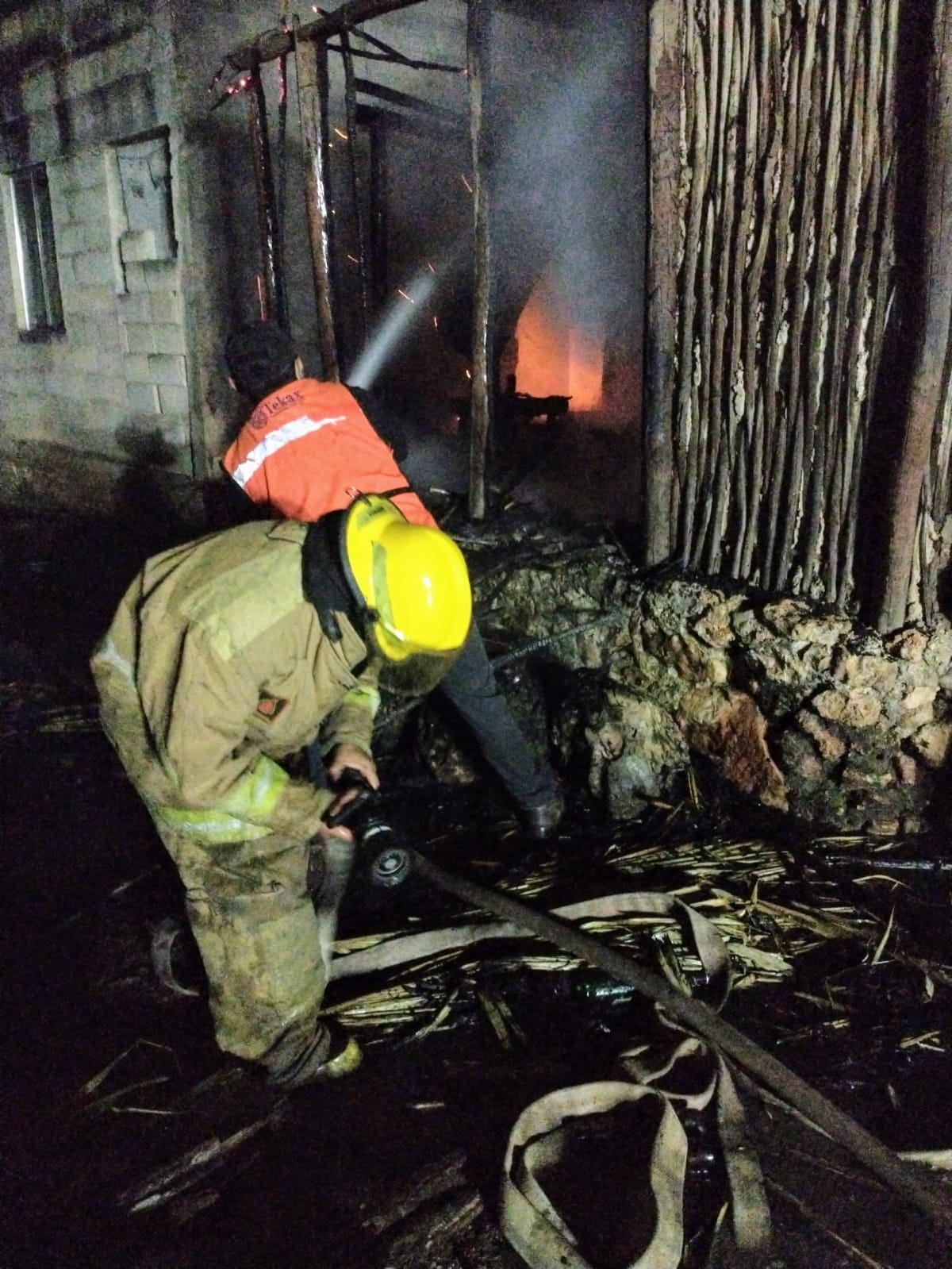 Incendio acaba con casa de guano en la colonia Padre Eterno, en Tekax