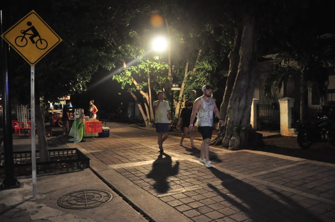 Sin la restricción a la movilidad, los paseantes nocturnos pueden disfrutar de Paseo d Montejo sin temor a represalias