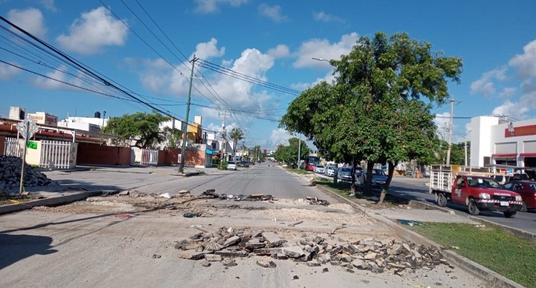 Los trabajos de personal de servicios públicos generó el cierre de un tramo de la Avenida Nichupté en Cancún