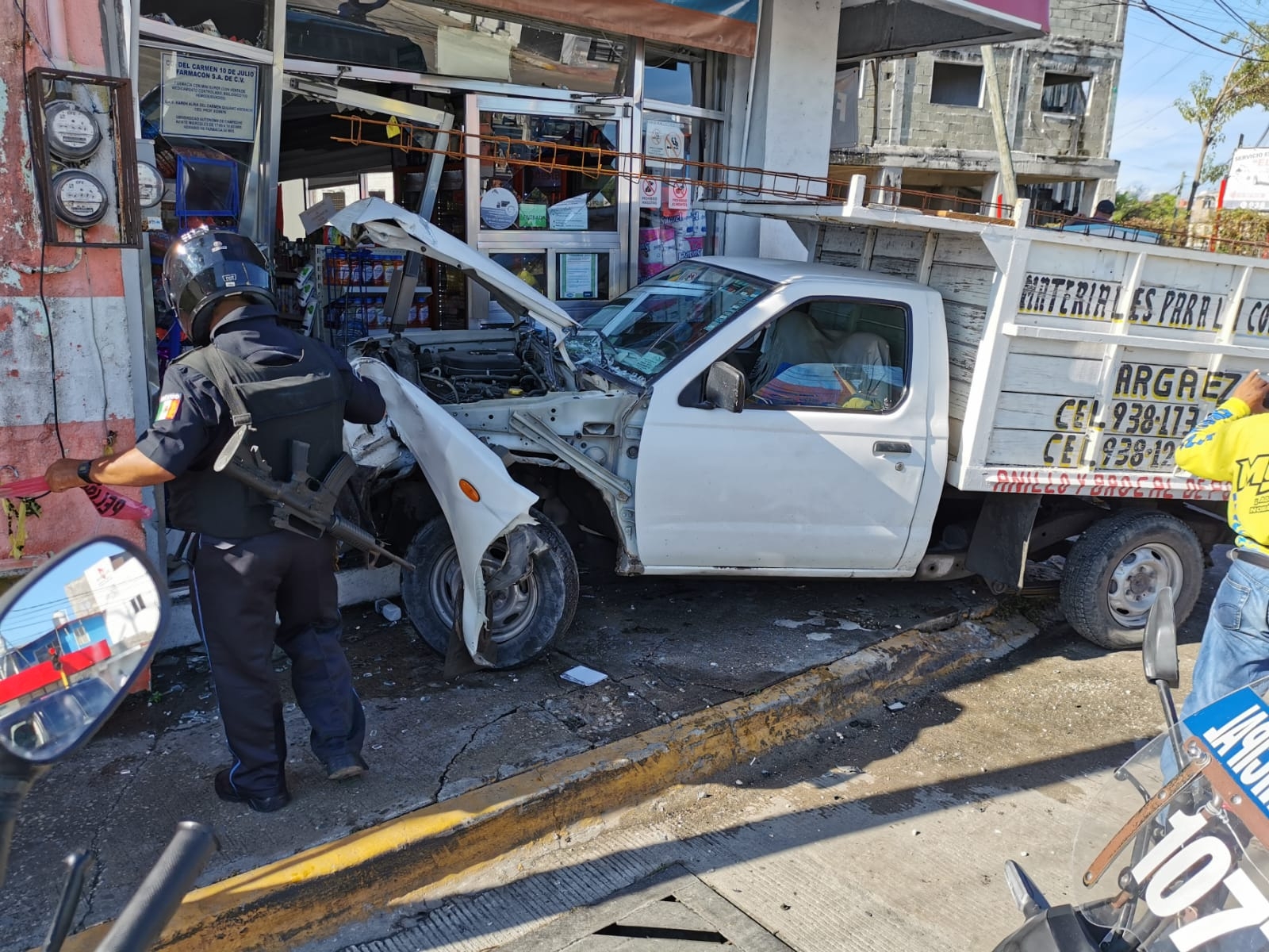 Camioneta choca contra una farmacia YZA en Ciudad del Carmen