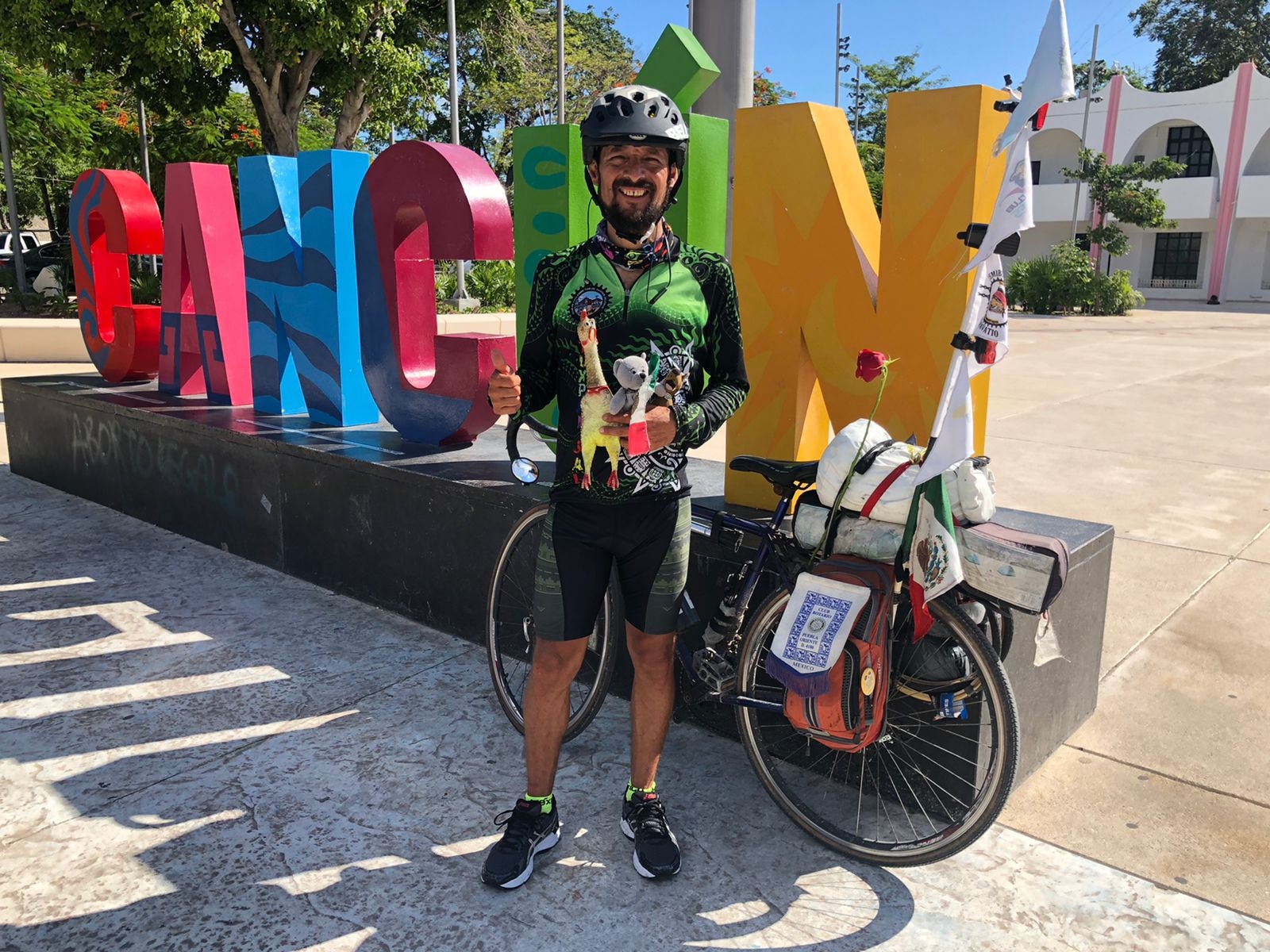 Ciclista Ubaldo Bandera llega a Cancún tras recorrer México en bicicleta