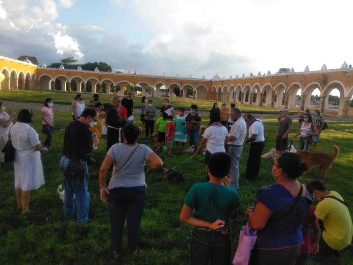 Los perros y sus dueños acudieron a recibir la bendición de los frailes menores en el convento de Izamal