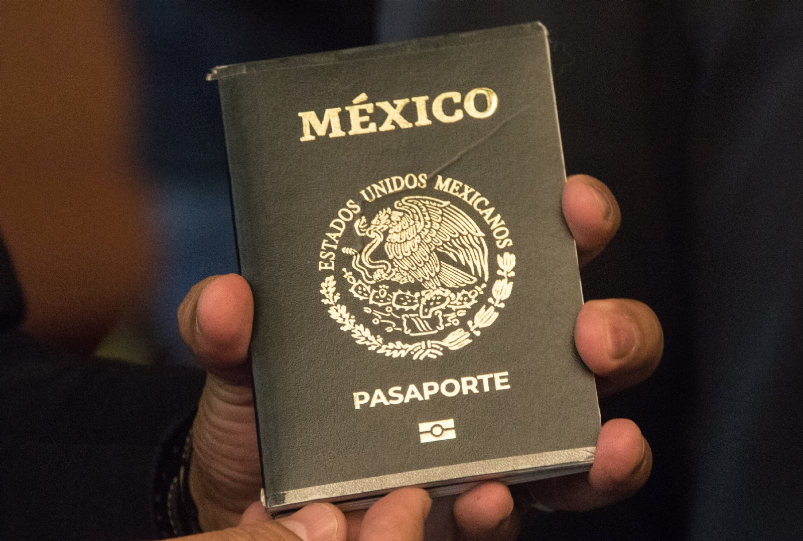 Ebrard presenta nuevo pasaporte electrónico; cuenta con chip de seguridad