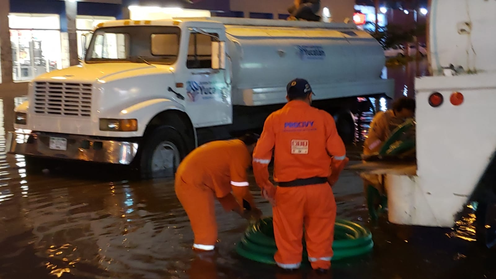 Continúan tareas de absorción y desazolve en calles aledañas a Plaza Las Américas en Mérida