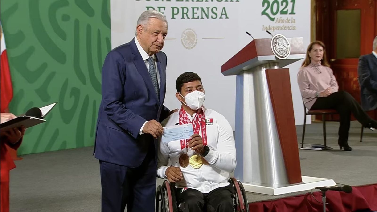 AMLO entrega premios económicos a deportistas que participaron en Tokio 2020