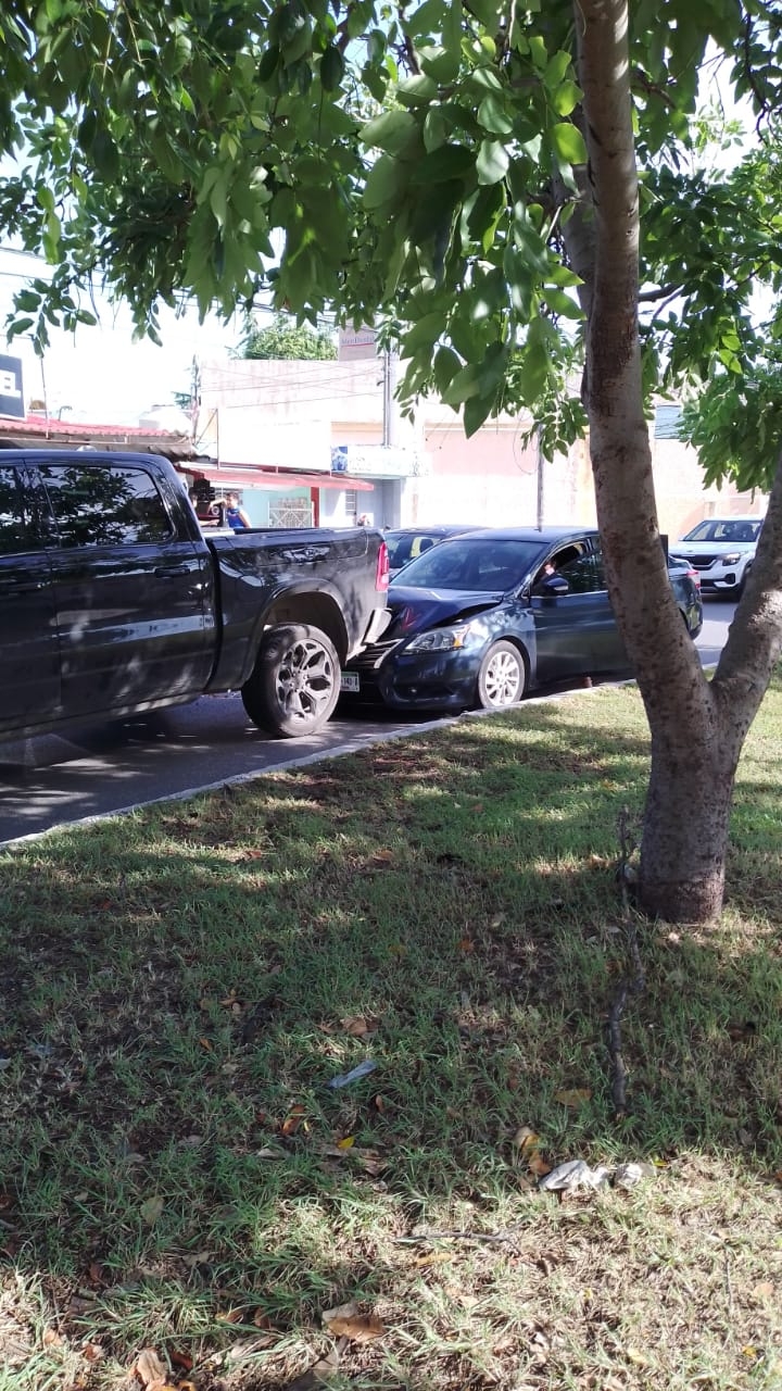 Mérida: Pelea entre automovilistas termina en choque sobre la avenida Correa Racho