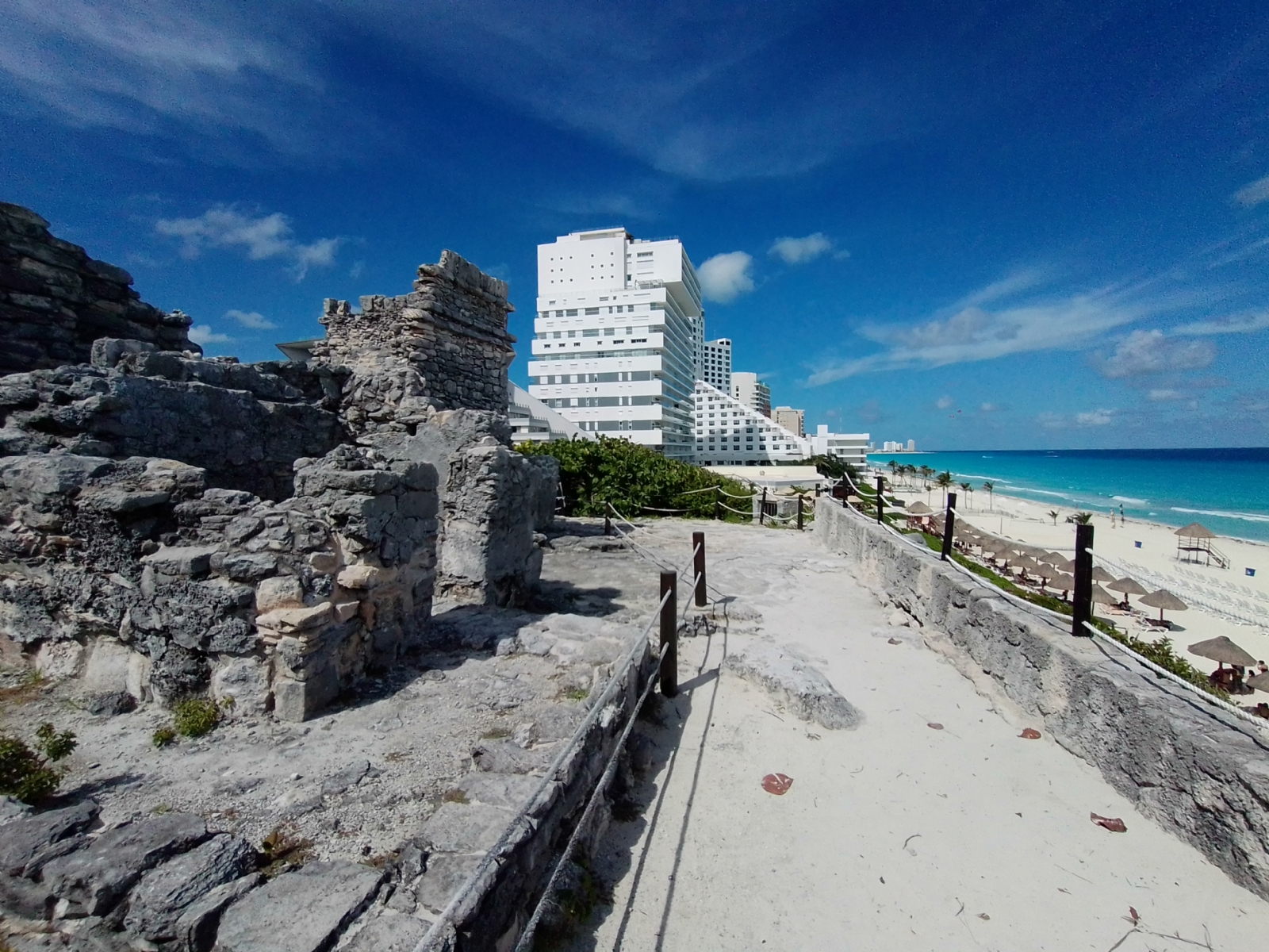 La zona arqueológica de Yamil Lu'um se localiza dentro de lops terrenos del hotel Park Royal Cancún, y tiene vista frente al mar