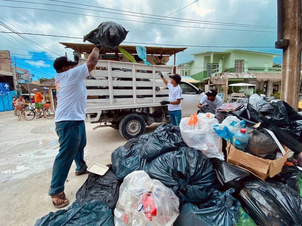 Retoman recolección de basura tras acumulación de desechos en calles de Holbox