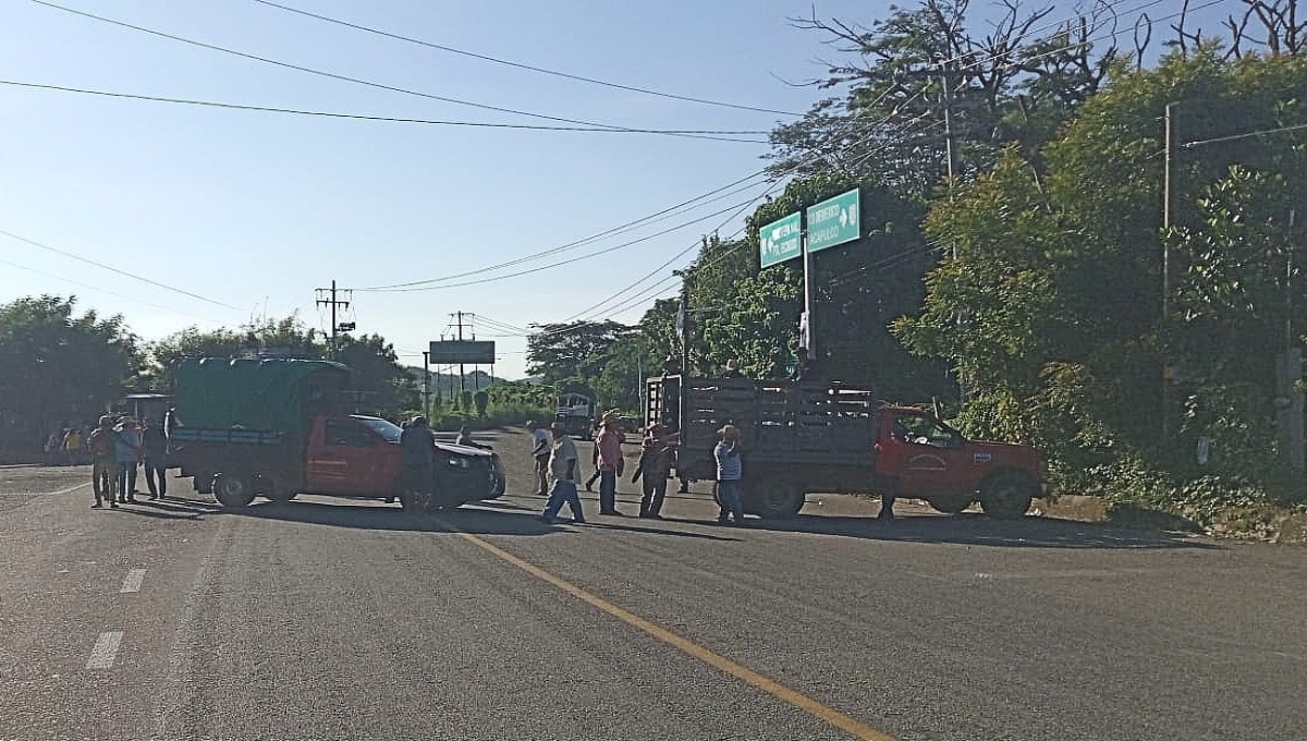 Un grupo de recolectores arrojaron basura a la fachada de la casa del alcalde Oswaldo García Jarquín y realizaron bloqueos en accesos de Oaxaca