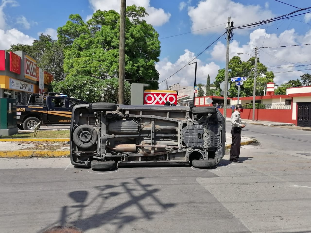 Vuelca camioneta en la colonia Bojórquez de Mérida