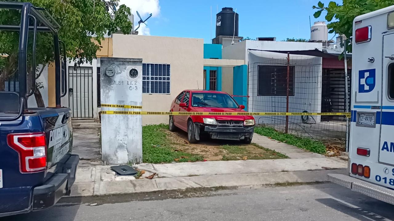 Encuentran cuerpo putrefacto colgado en una casa de Playa del Carmen