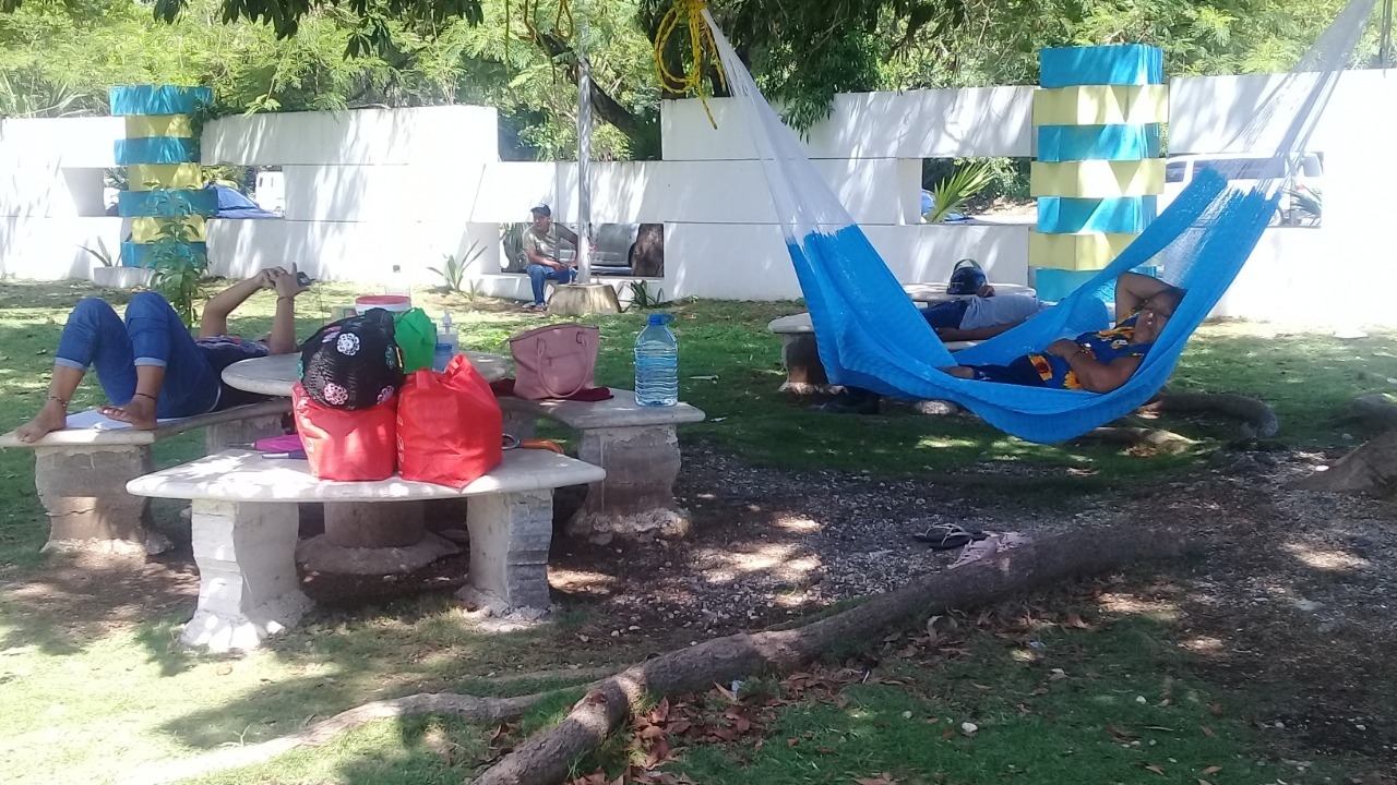 Familias acampan en el Hospital General para cuidar a sus enfermos en Playa del Carmen