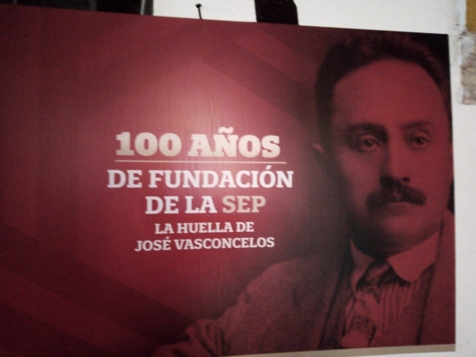 En el centésimo aniversario luctuoso de José Vasconcelos, personal de la SEP rindió un homenaje con semblanza y ofrenda floral