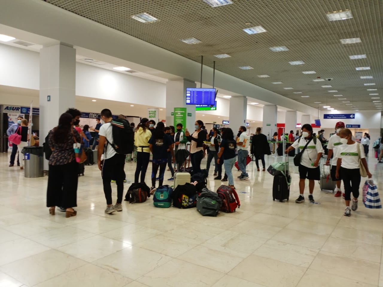 El primer vuelo de los trece programados para la mañana do hoy, despegó a las seis de la mañana