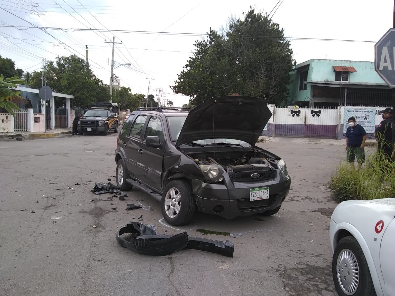 Tremendo encontronazo en la García Ginerés deja daños materiales