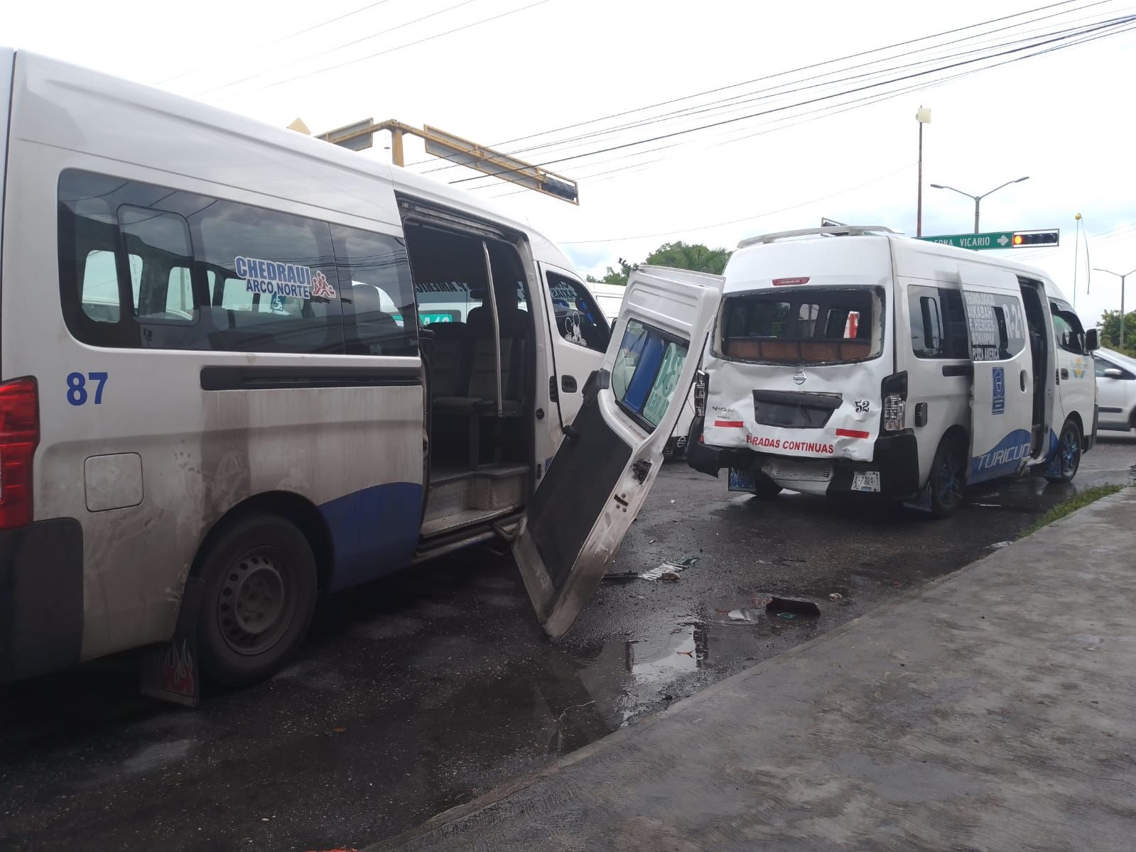 Choque entre combis deja 11 pasajeros lesionados en la Av. Niños Héroes de Cancún