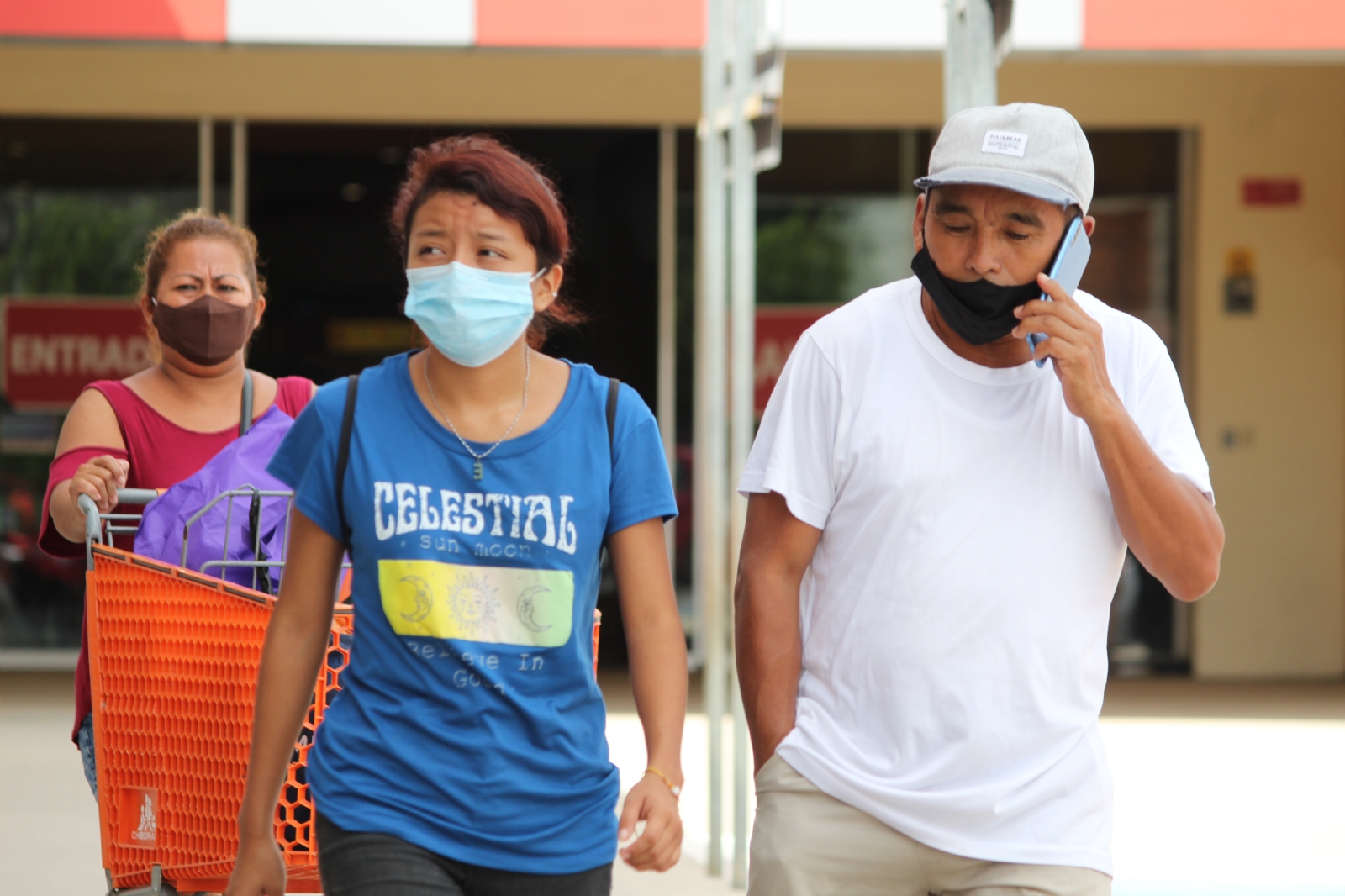 Vendedores de cubrebocas en Cancún, indicaron que la gente indica que les compra sólo para que no les impidan el acceso a establecimientos