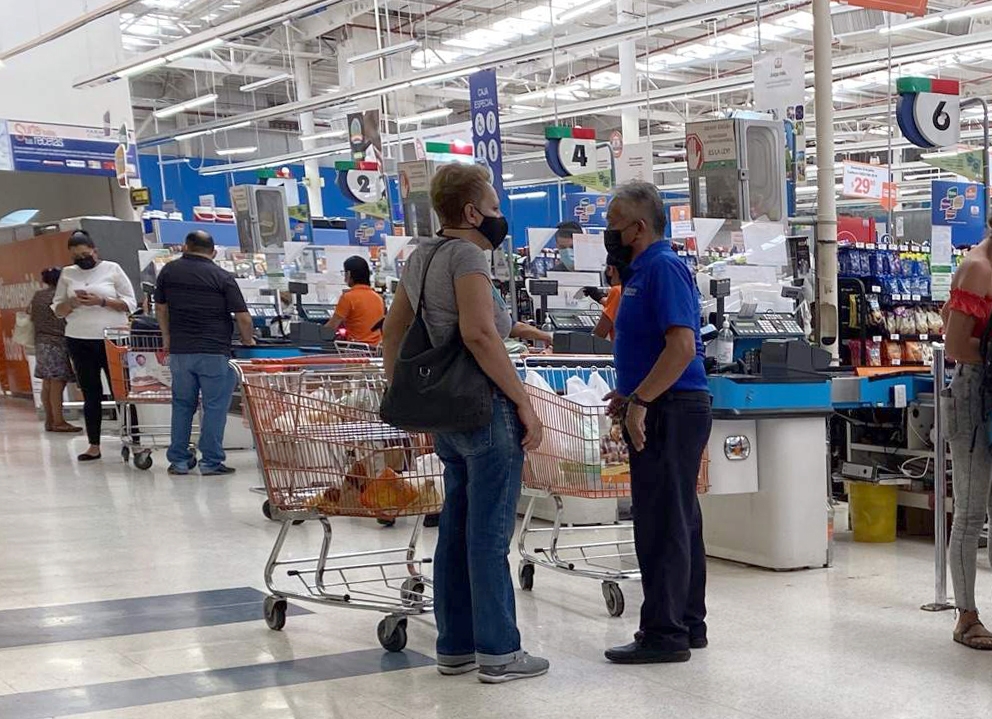 Algunos clientes menosprecian la labor de los abuelitos, sobre todo por la pandemia de COVID-19, donde les exigen no tocar las compras